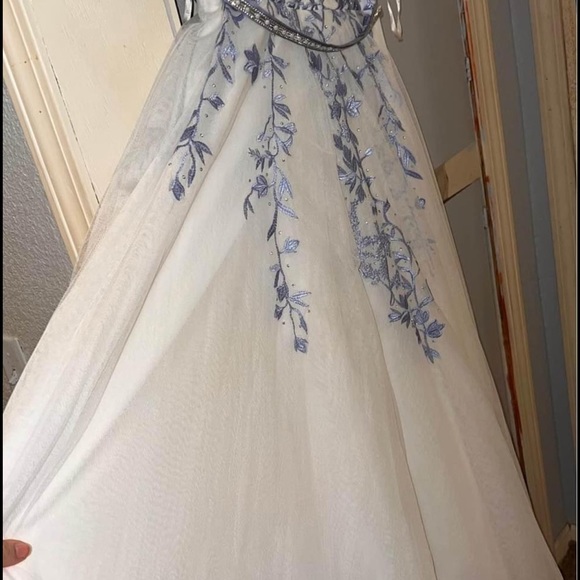 White ball gown with blue embroidery - Picture 5 of 5